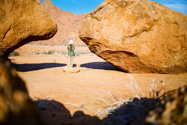 Vista Posteriore Della Giovane Ragazza Che Esplora Zona Spitzkoppe Con — Foto Stock