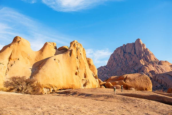 Çocuklar Spitzkoppe Yürüyüş Yapıyor Damaraland Namibya Eşsiz Kaya Oluşumlarıyla — Stok fotoğraf