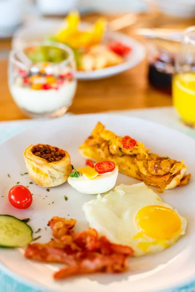 Γευστικό Πρωινό Τηγανητά Αυγά Μπέικον Και Λαχανικά — Φωτογραφία Αρχείου