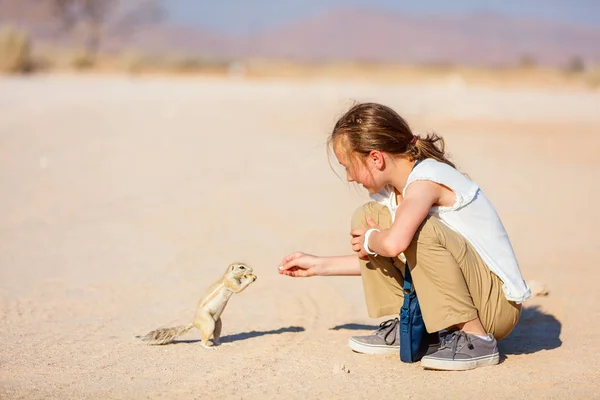 Urocza Młoda Dziewczyna Karmiących Niewiele Ziemi Wiewiórki Zewnątrz — Zdjęcie stockowe