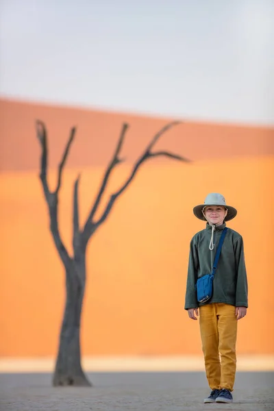 Schattig Meisje Onder Dode Camelthorn Bomen Omringd Door Rode Duinen — Stockfoto