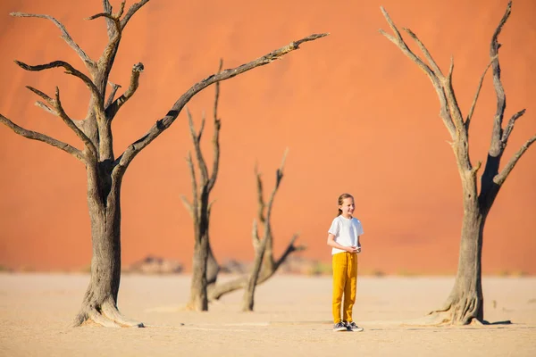 Adorable Girl Dead Camelthorn Trees Surrounded Red Dunes Deadvlei Namibia — Stock Photo, Image