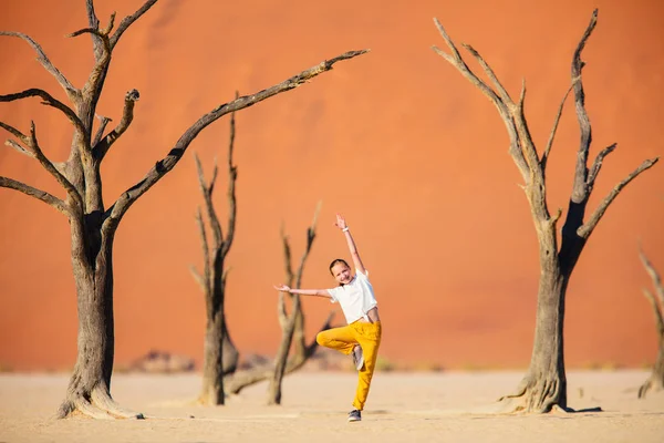 Schattig Meisje Onder Dode Camelthorn Bomen Omringd Door Rode Duinen — Stockfoto