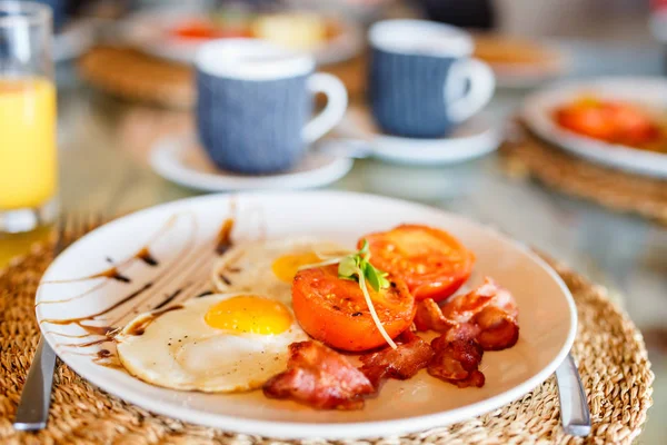 美味的早餐 用煎的鸡蛋 培根和蔬菜 — 图库照片