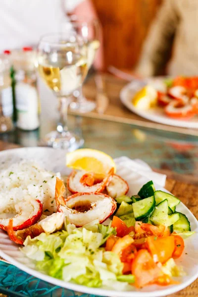 Grilované Krevety Čerstvě Zelený Salát Podávané Obědu — Stock fotografie