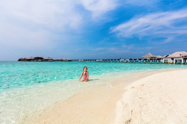 Underbar Liten Flicka Stranden Sommarlovet — Stockfoto