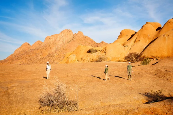 Familienmutter Und Zwei Kinder Wandern Spitzkoppe Gebiet Damaraland Namibia — Stockfoto