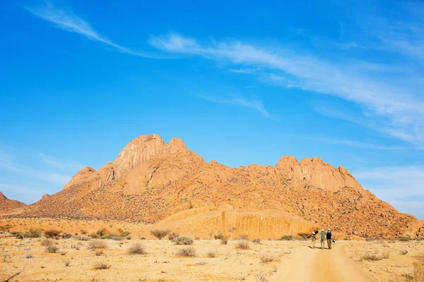 Familie Vader Twee Kinderen Wandelen Spitzkoppe Gebied Met Unieke Rotsformaties — Stockfoto