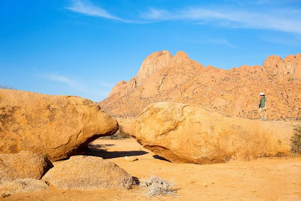 Damaraland Namibya Benzersiz Kaya Oluşumları Ile Spitzkoppe Yürüyüş Genç Kız — Stok fotoğraf