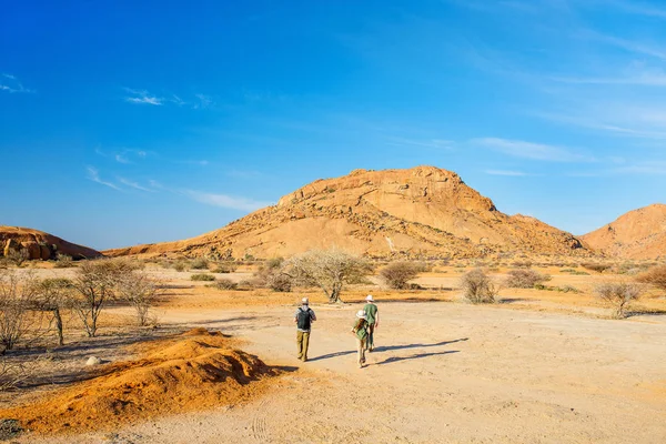 Familie Vader Twee Kinderen Wandelen Spitzkoppe Gebied Met Unieke Rotsformaties — Stockfoto