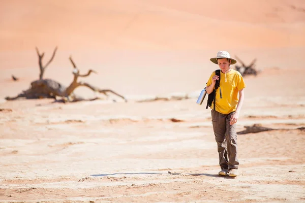 Teenage Chlapec Procházky Poušti Namibii — Stock fotografie