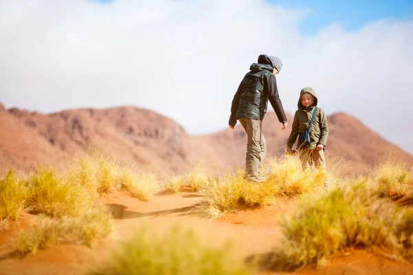 Dva Děti Bratr Sestra Těší Nádherný Výhled Hory Tiras Namib — Stock fotografie