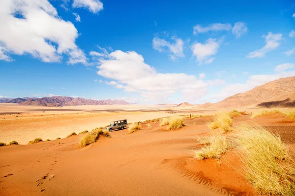 以橙色沙丘和地拉山为背景的纳米布沙漠美丽的风景 — 图库照片