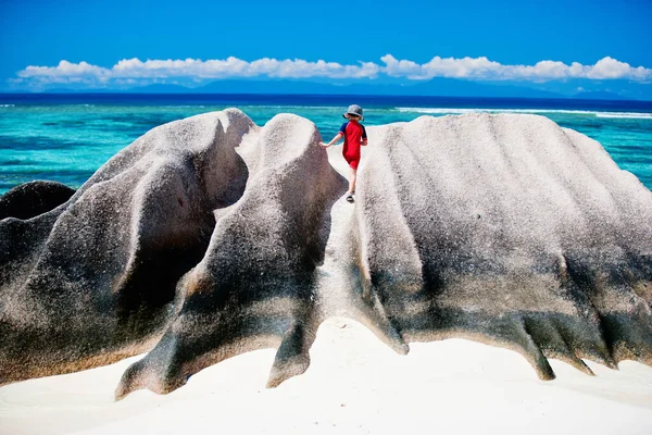Ragazzino All Anse Source Argent Beach Alle Seychelles — Foto Stock