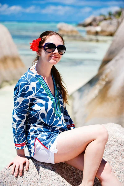 Piękna Młoda Kobieta Siedząca Granitowej Skale Plaży Anse Source Argent — Zdjęcie stockowe