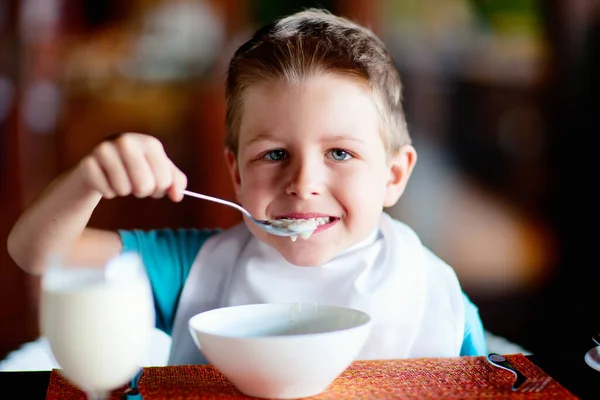 Söt Liten Pojke Restaurang Som Äter Frukost — Stockfoto