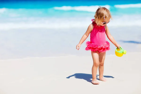Adorable Toddler Girl Playing White Sand Beach — Stock Photo, Image