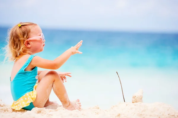 Bedårande Liten Flicka Som Leker Vit Sandstrand — Stockfoto