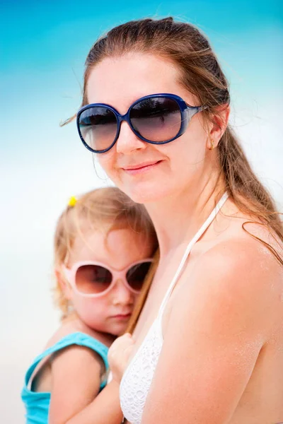 Porträt Einer Liebenden Mutter Und Ihrer Entzückenden Kleinen Tochter — Stockfoto