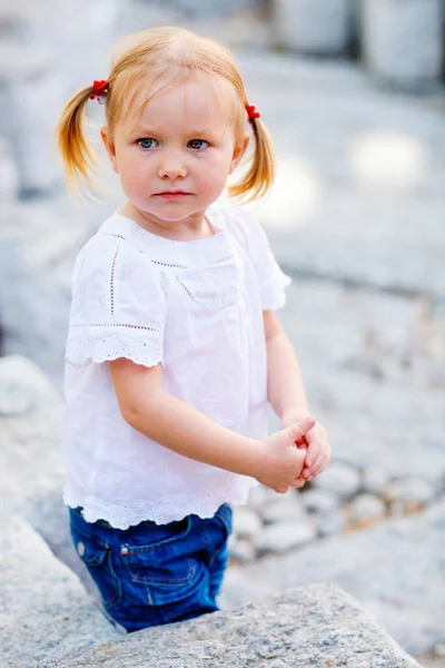 Portret Van Een Schattig Peuter Meisje Buiten Zomerdag — Stockfoto