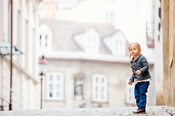 Ritratto Adorabile Bambina All Aperto Una Città Nella Giornata Autunnale — Foto Stock