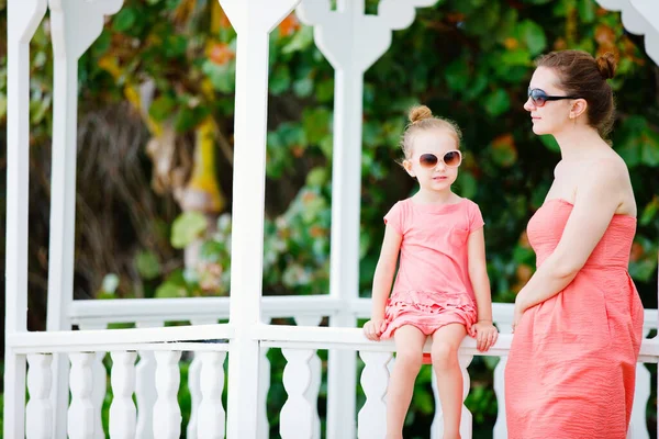 Junge Mutter Und Ihre Entzückende Kleine Tochter Sommerurlaub — Stockfoto