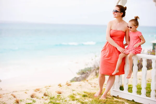 Junge Mutter Und Ihre Entzückende Kleine Tochter Sommerurlaub Strand — Stockfoto