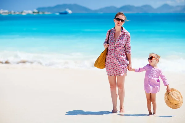 Junge Mutter Und Ihre Entzückende Kleine Tochter Sommerurlaub Strand — Stockfoto