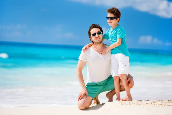 Pai Filho Umas Férias Praia Tropicais — Fotografia de Stock