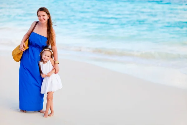 年轻的母亲和她可爱的小女儿正在暑期海滨度假 — 图库照片