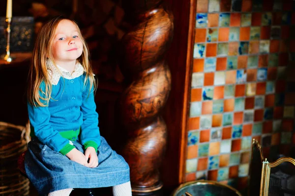 Красивая Маленькая Девочка Портрет Помещении Красиво Оформленной Комнате — стоковое фото
