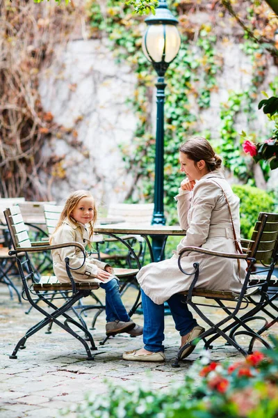 母親と彼女の小さな娘はヨーロッパの都市で屋外 — ストック写真