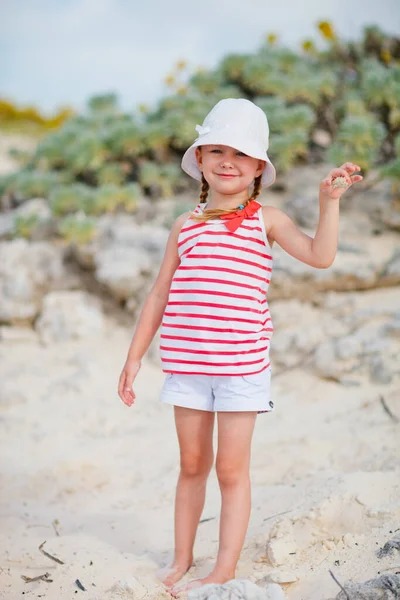 Schattig Klein Meisje Het Strand Genieten Van Tropische Zomervakantie — Stockfoto