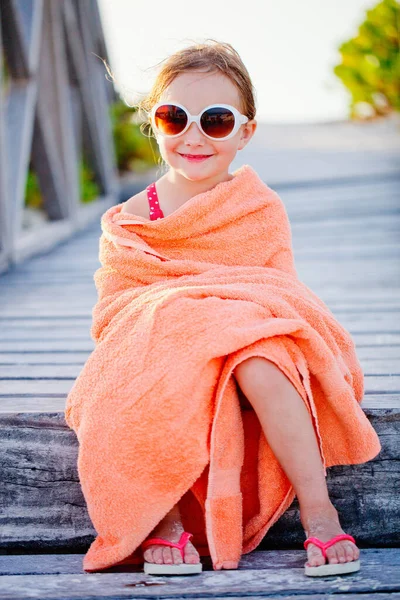 Carino Bambina Sulla Spiaggia Coperta Con Asciugamano — Foto Stock