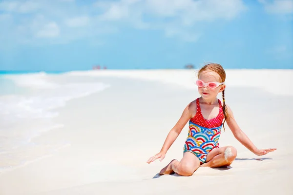 ビーチで快適な女の子は熱帯夏休みを楽しんでいます — ストック写真