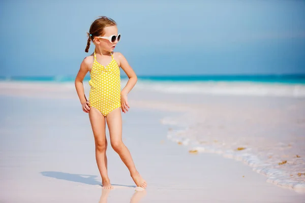 Entzückende Kleine Mädchen Strand Genießen Tropischen Sommerurlaub — Stockfoto