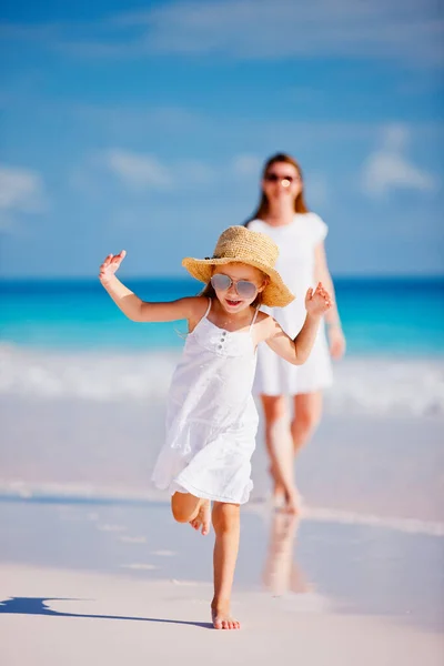 Jovem Mãe Sua Adorável Filhinha Férias Praia Verão — Fotografia de Stock