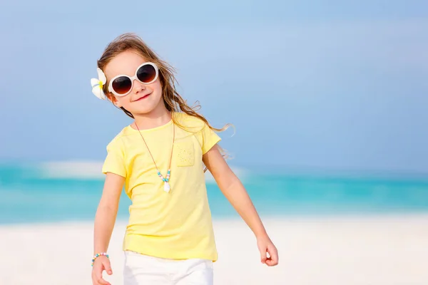 Чарівна Маленька Дівчинка Пляжі Насолоджується Тропічними Літніми Канікулами — стокове фото