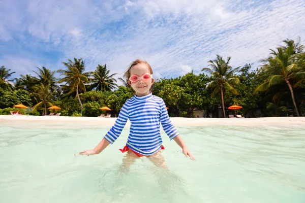 Schattig Klein Meisje Het Strand Genieten Van Tropische Zomervakantie — Stockfoto