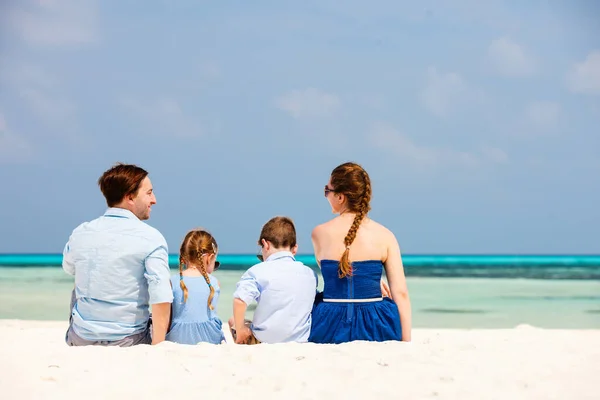 Bakåt Bild Vacker Familj Med Barn Stranden Sommarsemester — Stockfoto