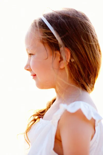 Lässiges Porträt Eines Kleinen Mädchens Einem Sommertag Freien — Stockfoto