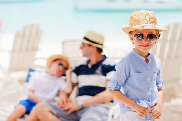 Feliz Padre Sus Adorables Hijos Disfrutando Las Vacaciones Verano —  Fotos de Stock