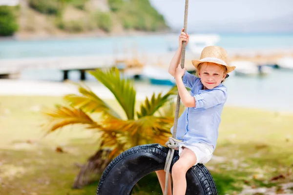 스러운 소녀가 여름날 타이어 스윙을 즐기고 — 스톡 사진