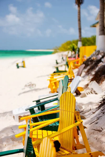 Färgglada Trästolar Tropiska Stranden Anegada Karibien Med Vacker Turkos Havsvatten — Stockfoto