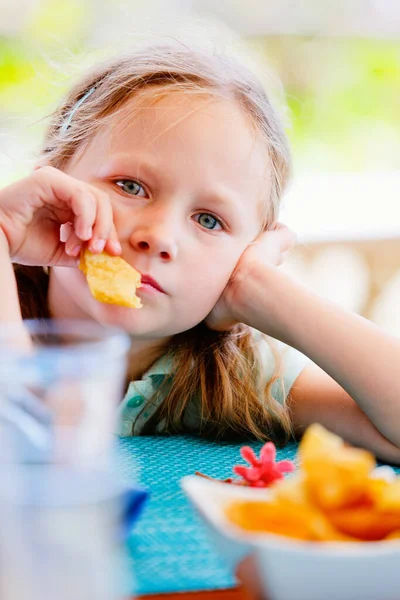 Очаровательная Маленькая Девочка Наслаждается Картофельными Чипсами Ресторане — стоковое фото