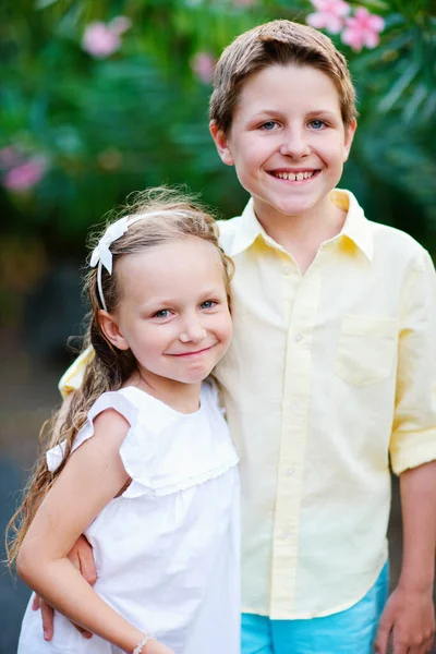 Casual Portrait Happy Kids Brother Sister Outdoors — Stock Photo, Image