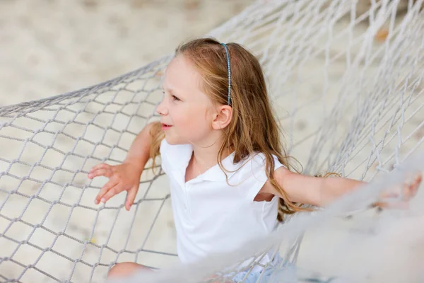 可爱的小女孩在海滨的吊床上度假 — 图库照片