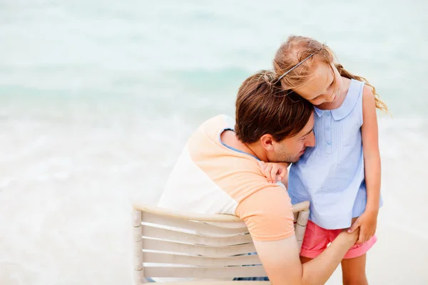 Gelukkig Vader Zijn Schattige Dochtertje Buiten Het Strand — Stockfoto