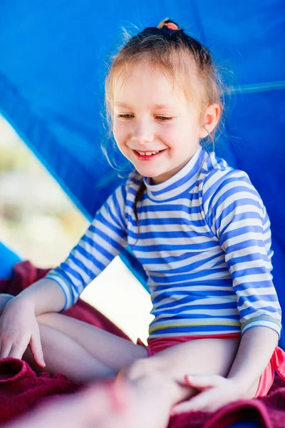 Little Girl Luxury Resort Relaxing Beach Cabana — Stock Photo, Image