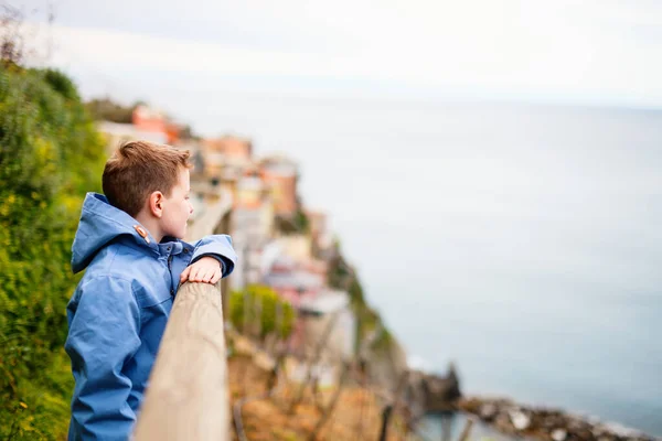 Mały Chłopiec Cieszący Się Malowniczym Widokiem Kolorową Wioskę Vernazza Cinque — Zdjęcie stockowe